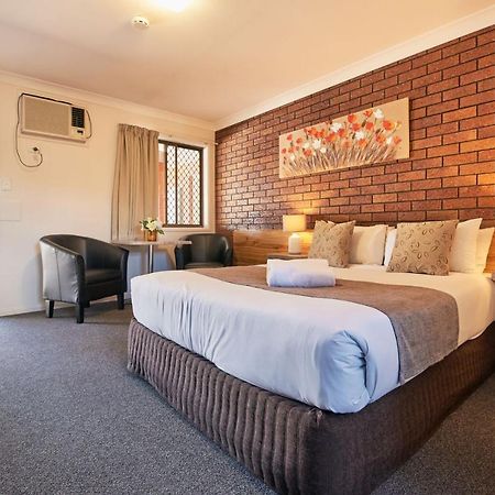 Ruthven Street Motor Inn Туумба Екстериор снимка