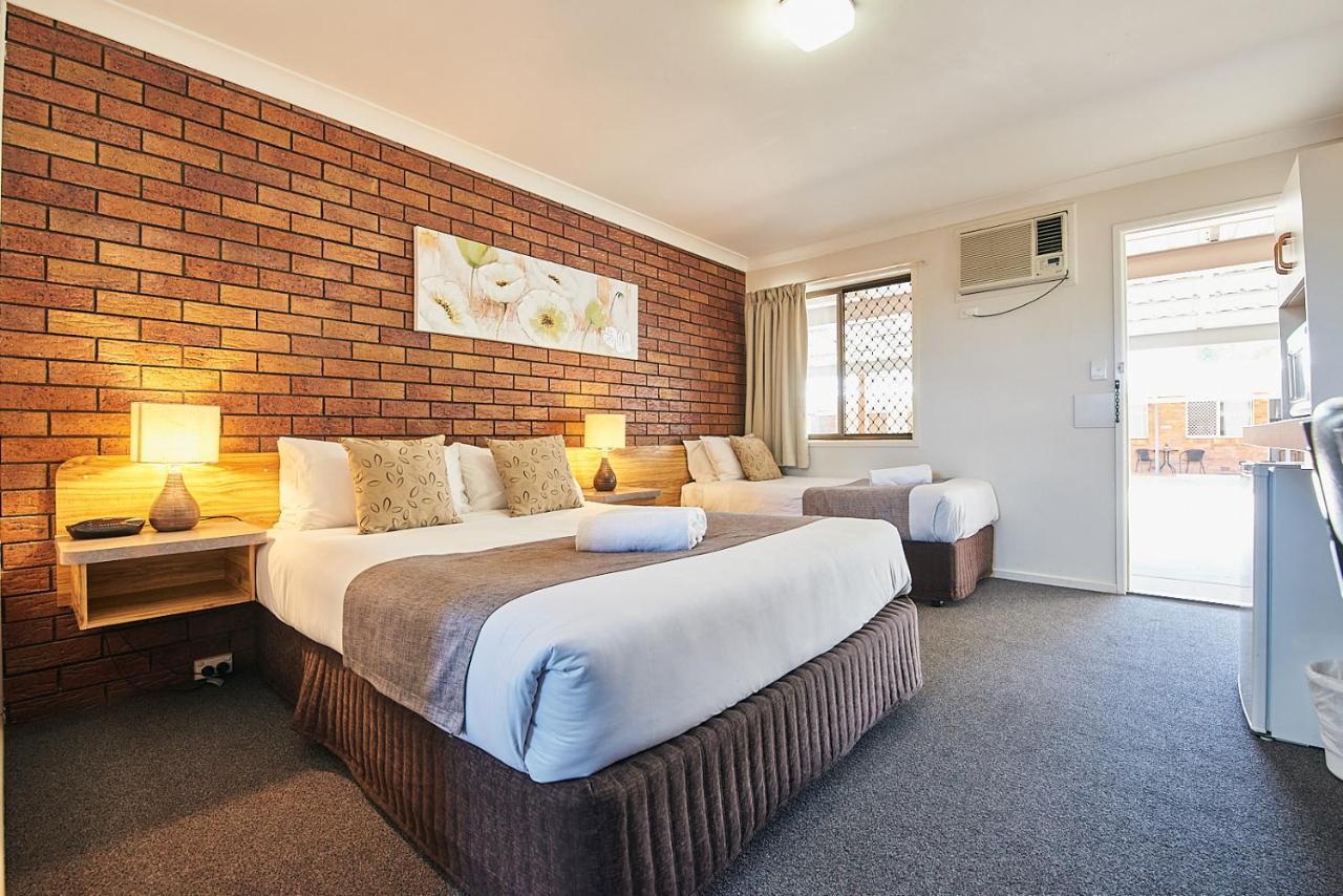 Ruthven Street Motor Inn Туумба Екстериор снимка