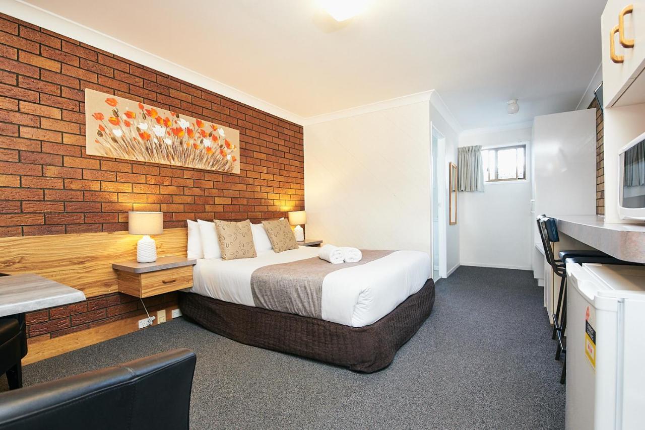 Ruthven Street Motor Inn Туумба Екстериор снимка