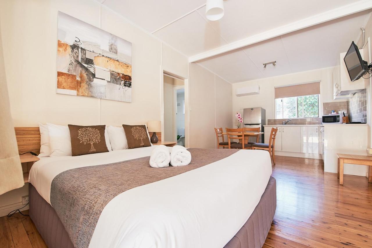 Ruthven Street Motor Inn Туумба Екстериор снимка