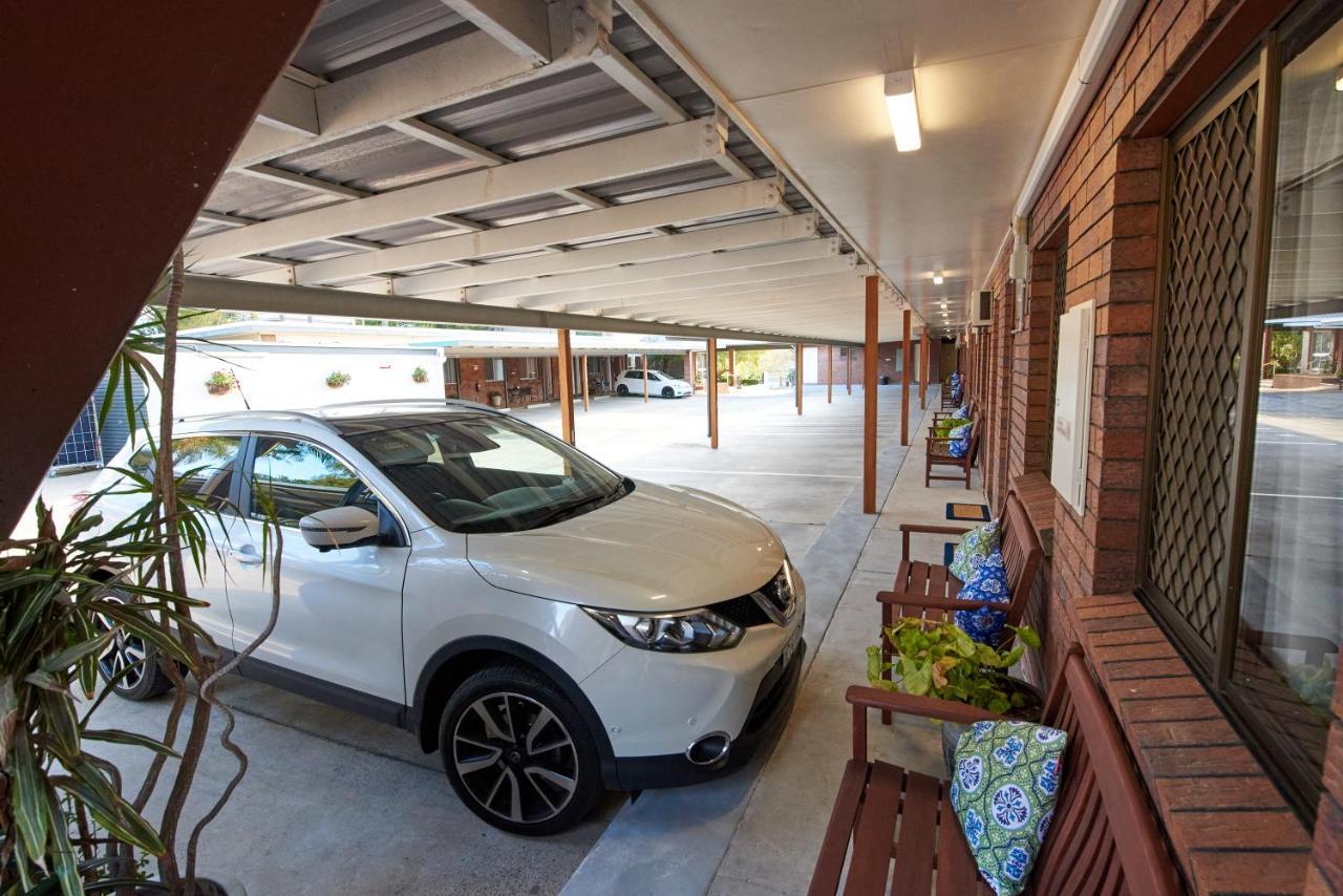 Ruthven Street Motor Inn Туумба Екстериор снимка