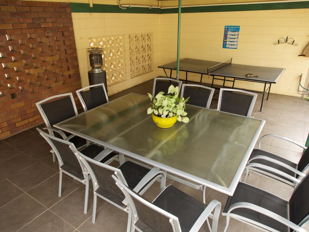 Ruthven Street Motor Inn Туумба Екстериор снимка