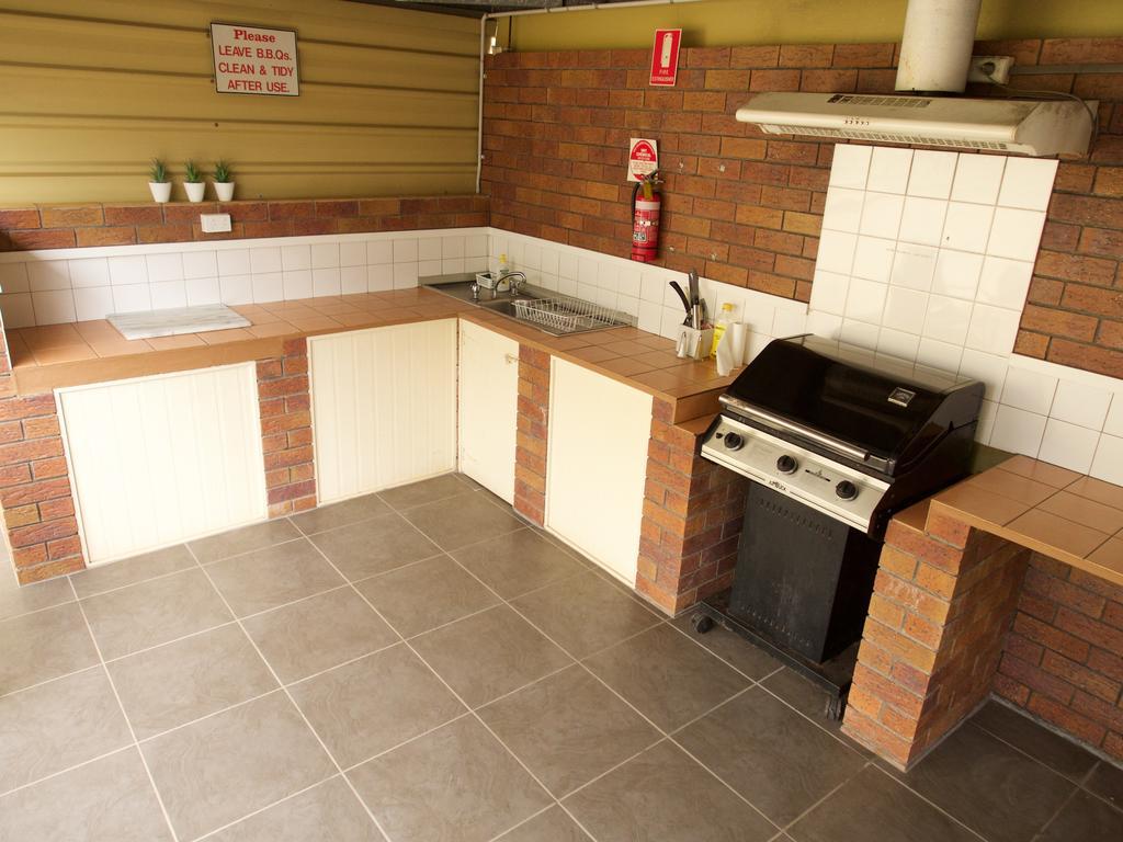 Ruthven Street Motor Inn Туумба Екстериор снимка