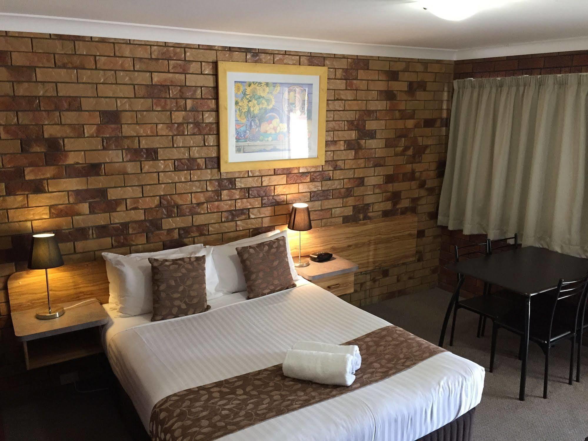 Ruthven Street Motor Inn Туумба Екстериор снимка