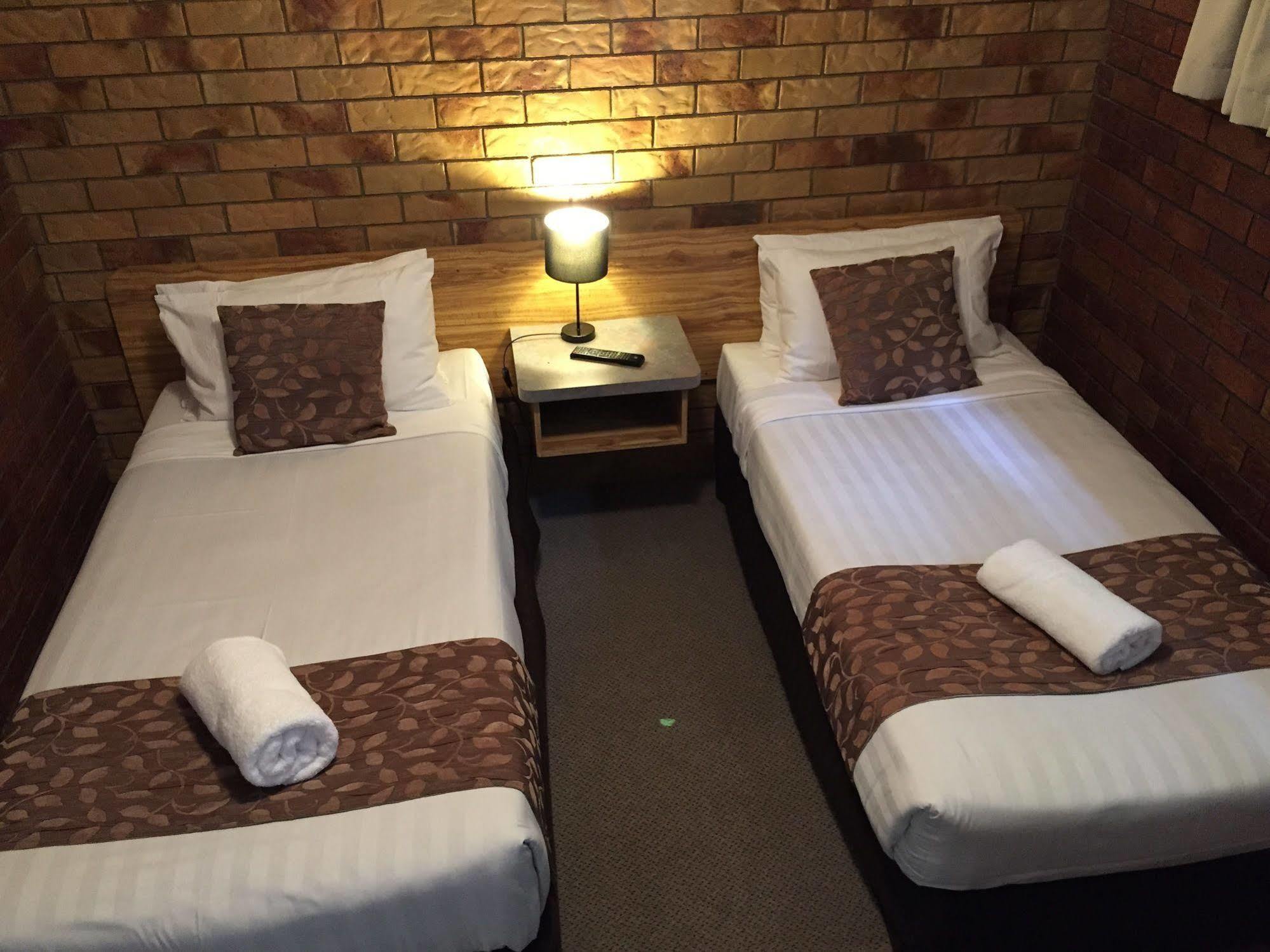 Ruthven Street Motor Inn Туумба Екстериор снимка